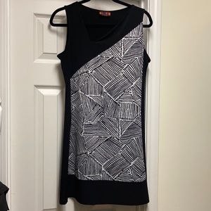 ⭐️⭐️ Asymmetrical neckline / black and white sleeveless dress - Size M